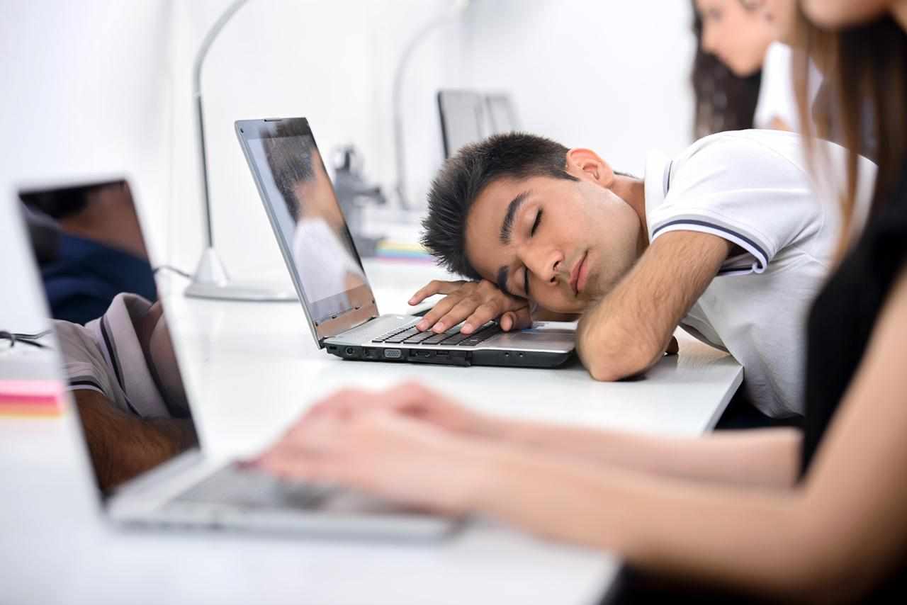 студент спит на компьютере