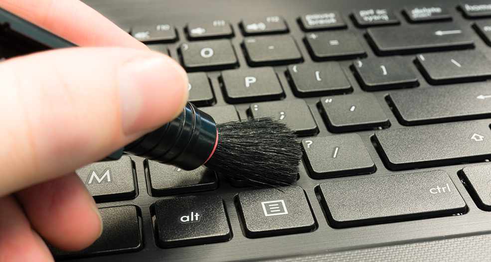 Поверхностная чистка клавиатуры.