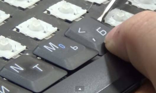 Как снять клавиатуру с ноутбука